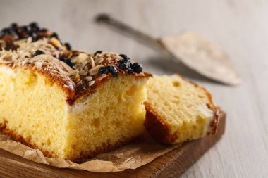 badem ve ahşap kesme tahtası üzerinde yaban mersini ile pasta. Portre