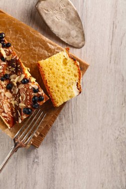 badem ve ahşap kesme tahtası üzerinde yaban mersini ile pasta. Üstten Görünüm