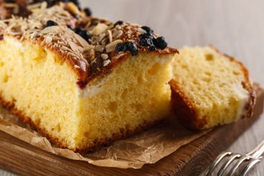 badem ve ahşap kesme tahtası üzerinde yaban mersini ile pasta. Portre