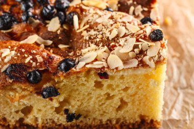 badem ve ahşap kesme tahtası üzerinde yaban mersini ile pasta. Portre