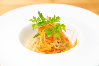 Cam erişteli, sebzeli geleneksel Asya salatası