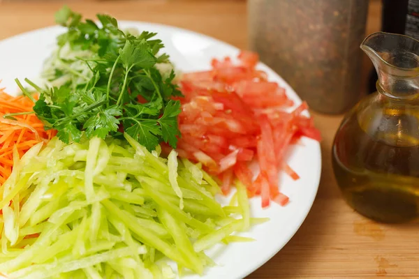 Cortado em tiras de legumes. Cenouras, pimentas, tomate e verduras. Preparação da salada — Fotografia de Stock