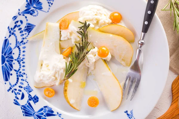 Pêra tradicional e salada de queijo em uma chapa branca — Fotografia de Stock