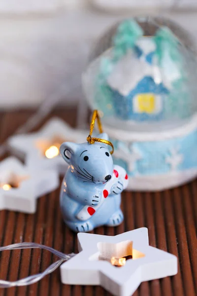 Het symbool van het nieuwe jaar is een rat, in de vorm van een kerstspeeltje op de achtergrond van een kerstbol — Stockfoto