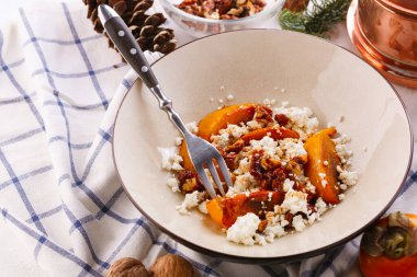 Kış tatlısı. Cevizli ve süzme peynirli karamelize hurma.