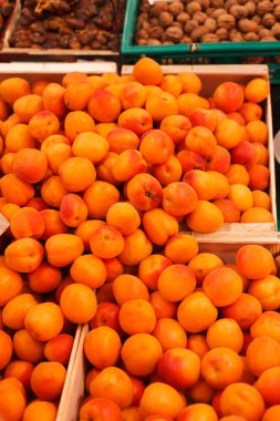 Piyasadaki kutularda sarı olgun kayısılar