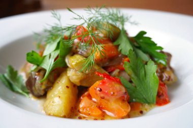 Ballı, hardallı ve otlu ızgara sebze salatası