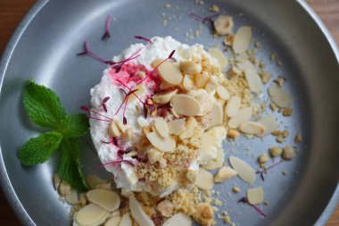 Ahududu, kurabiye ve fındıklı kremalı pasta.