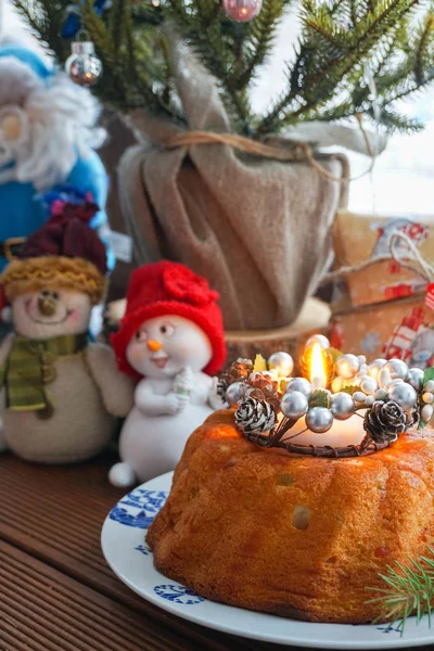 Świąteczne ciasto ozdobione szyszki i gałązki — Zdjęcie stockowe