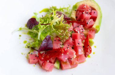 Avokado ve marullu ton balıklı tart.