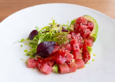 Avokado ve marullu ton balıklı tart.