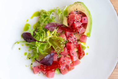 Avokado ve marullu ton balıklı tart.