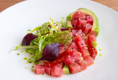 Avokado ve marullu ton balıklı tart.