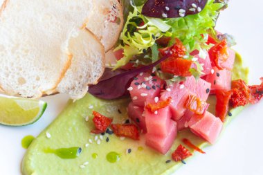 Avokado, marul, güneşte kurutulmuş domates ve ekmek kızartmalı ton balığı.