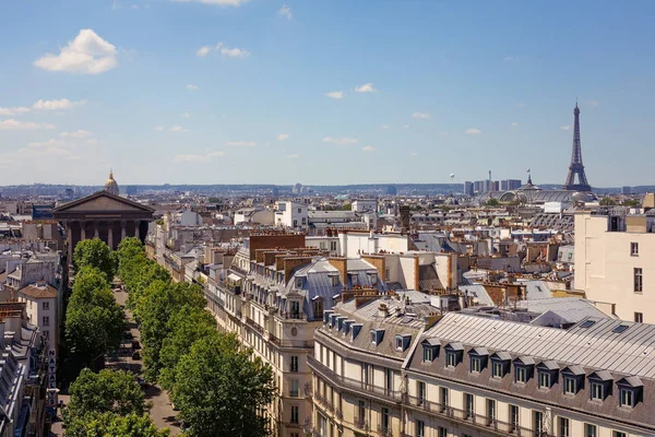 París. En Francia. Verano. Vista desde el techo — Foto de Stock