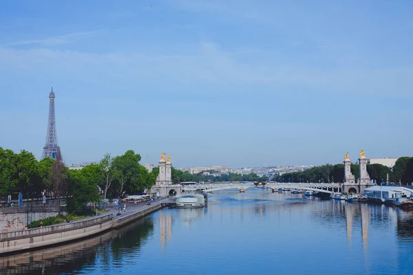 París. En Francia. Vista de la ciudad y el río desde el puente — Foto de Stock