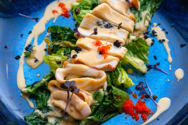 Кальмари на грилі зі смаженим салатом, вершковим соусом та ікрою — стокове фото