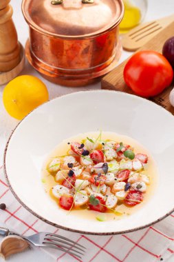 Çilekli, baharatlı ve limonlu lezzetli karides ceviche..