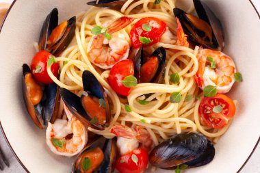 Deniz ürünleri makarnası. Midye ve kaplan karidesli spagetti, karidesli geleneksel makarna.