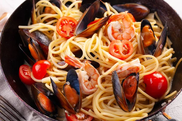 Pasta ai frutti di mare. Spaghetti con cozze e gamberi tigre, pasta tradizionale con gamberetti primo piano — Foto Stock