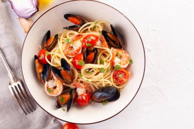 Deniz ürünleri makarnası. Midye ve kaplan karidesli spagetti, karidesli geleneksel makarna.