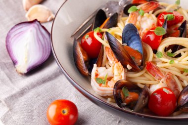 Deniz ürünleri makarnası. Midye ve kaplan karidesli spagetti, karidesli geleneksel makarna.