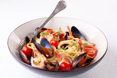 Deniz ürünleri makarnası. Midye ve kaplan karidesli spagetti, karidesli geleneksel makarna.