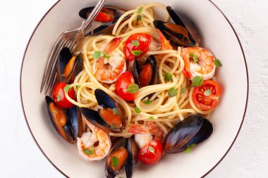 Deniz ürünleri makarnası. Midye ve kaplan karidesli spagetti, karidesli geleneksel makarna.