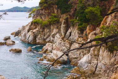 Akdeniz 'in kayalık sahil manzarası. İspanya