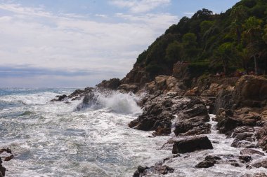 Akdeniz 'in kayalık sahil manzarası. İspanya