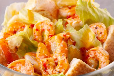 Acı soslu ızgara karides salatası ve baget ekmeği.