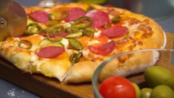 Het Snijden Van Zelfgemaakte Salami Pizza Verschillende Plakken Met Behulp — Stockvideo