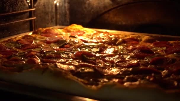 Ost Pizza Smälter Ugnsvärme Smaklig Italiensk Pizza Salami Och Ost — Stockvideo