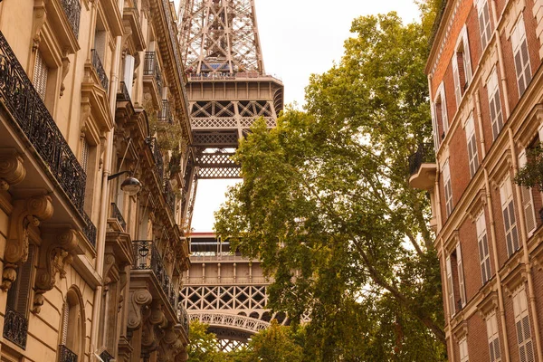 Torre Eiffel Entre Edificios Los Últimos Rayos Del Sol Amarillo — Foto de Stock