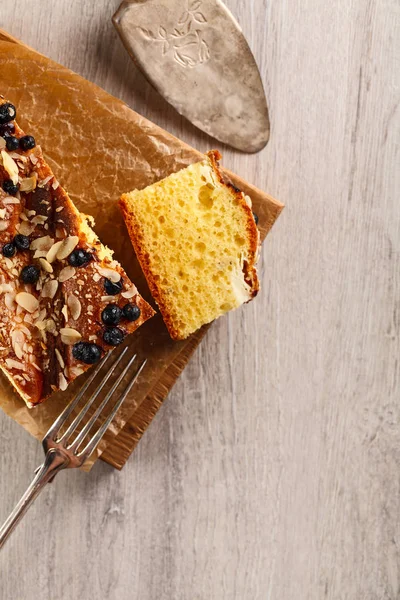 Gateau Aux Amandes Et Aux Bleuets Sur Planche A Decouper En Bois Vue De Dessus Produits Alimentaires Bois De Construction Stock Photo