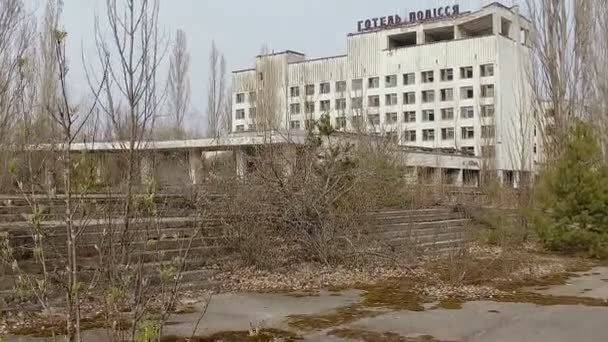 Zone d'exclusion. La ville de Pripyat après l'accident de la centrale nucléaire de Tchernobyl. Hôtel sur la place centrale. 6 avril 2017 — Video