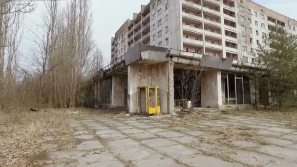 Zona de exclusión. Casas abandonadas en la ciudad de Pripyat después del accidente en la central nuclear de Chernobyl. 6 abril 2017 — Vídeos de Stock