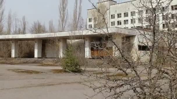 Ζώνη αποκλεισμού. Η πόλη της Pripyat μετά το ατύχημα στο πυρηνικό εργοστάσιο του Τσερνομπίλ. Ξενοδοχείο στην κεντρική πλατεία. 6 Απριλίου 2017 — Αρχείο Βίντεο