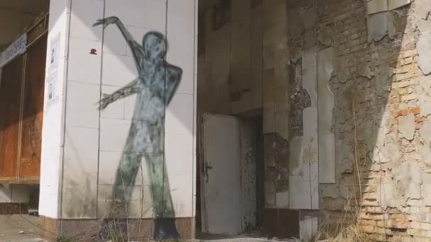 Zona di esclusione. Centrale nucleare di Chernobyl. Pripyat. Grafite sul muro dell'hotel nella piazza centrale della città di Pripyat il 6 aprile 2017 — Video Stock