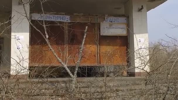 Zona de exclusión. Un puesto de publicidad oxidado cerca del hotel en la plaza central de la ciudad de Pripyat el 6 de abril de 2017 — Vídeos de Stock