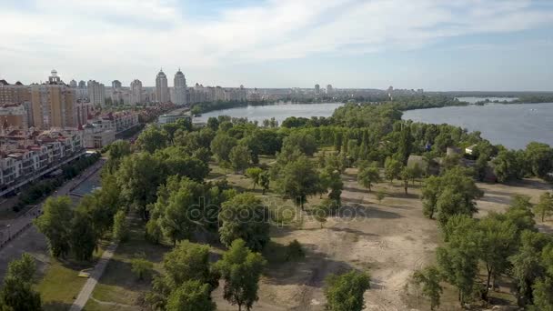 Kijev, Ukrajna, kerület Obolon. Város üdülőterületen egy park és egy folyó. Légifelvételek — Stock videók