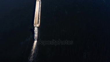 Kum ile mavna nehirde yüzüyor. Havadan görünümü