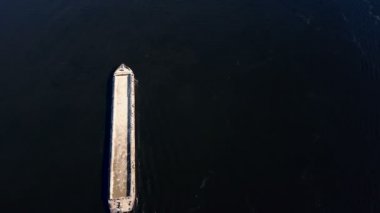 Kum ile mavna nehirde yüzüyor. Havadan görünümü