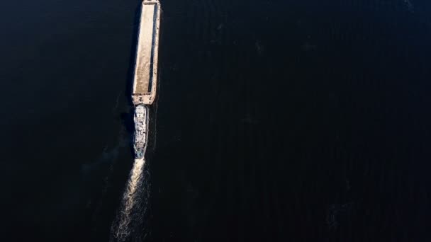 Der Kahn mit Sand schwimmt auf dem Fluss. Luftbild — Stockvideo