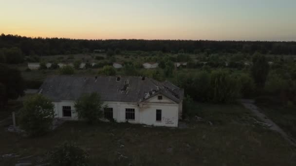 Velha casa abandonada no campo. Pôr do sol. Vista aérea — Vídeo de Stock