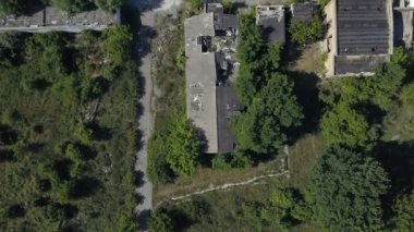 Eski binalar bitkilerle büyümüş yok. Havadan görünümü