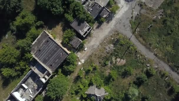 Starych zniszczonych budynków porośnięte roślinami. Widok z lotu ptaka — Wideo stockowe