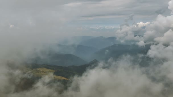 Horská krajina. Mraky plavat nad vrcholky hor. Karpaty, Ukrajina. — Stock video