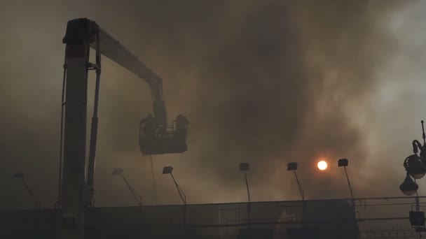 소방 관 건물에 화재를 소화. 태양은 검은 연기의 구름을 통해 볼 수 — 비디오