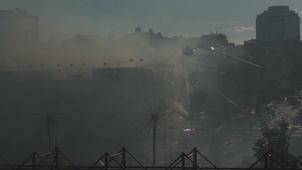 Pożar w centrum Kijowa. Czarny dym wypełniony ulicy. Kijów, Ukraina — Wideo stockowe